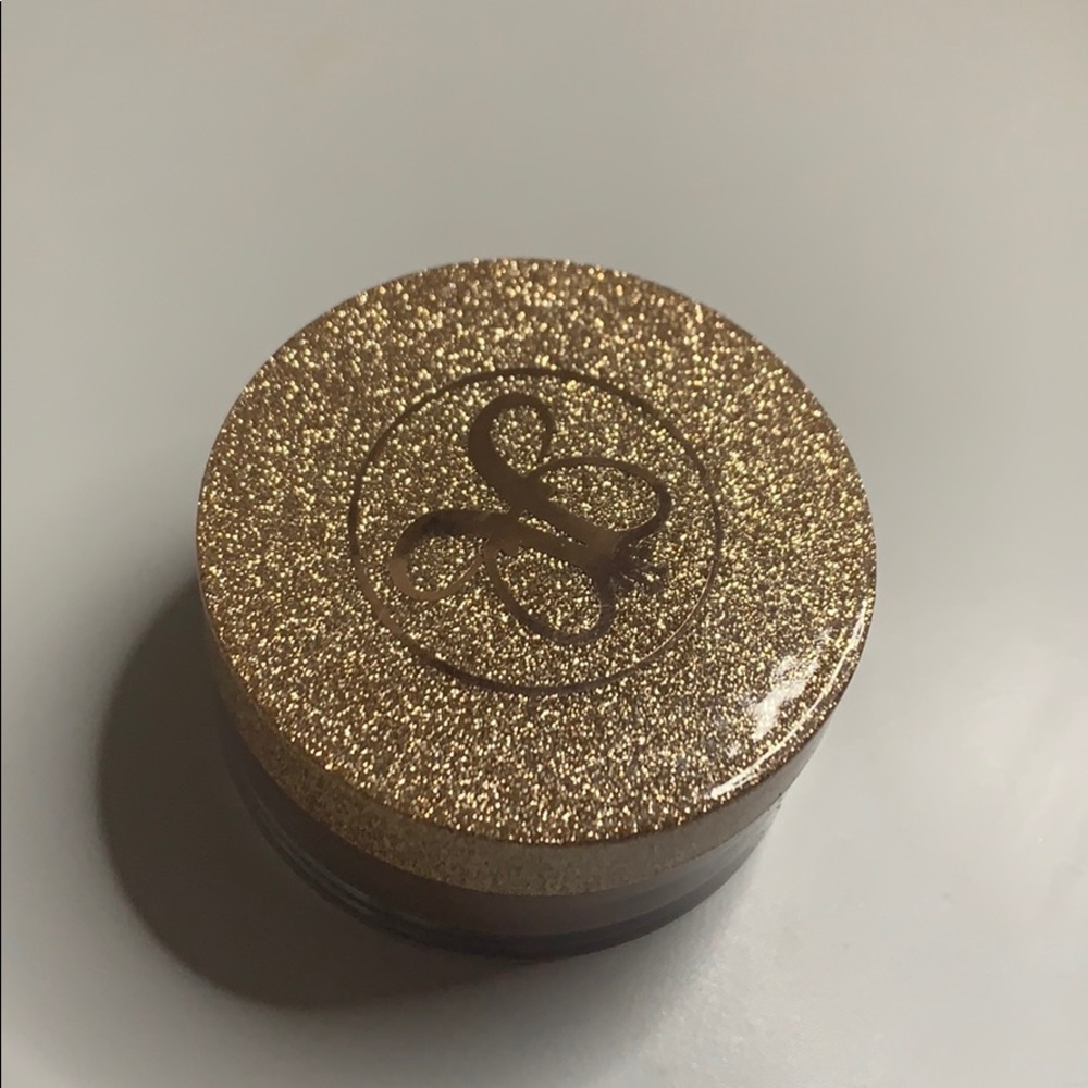 ABH loose highlighter in so Hollywood